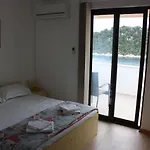 And By The Sea Zaklopatica, - 994 بيت ضيافة