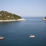 And By The Sea Zaklopatica, - 994 بيت ضيافة 3*
