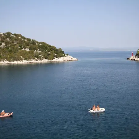 And By The Sea Zaklopatica, - 994 بيت ضيافة 3*